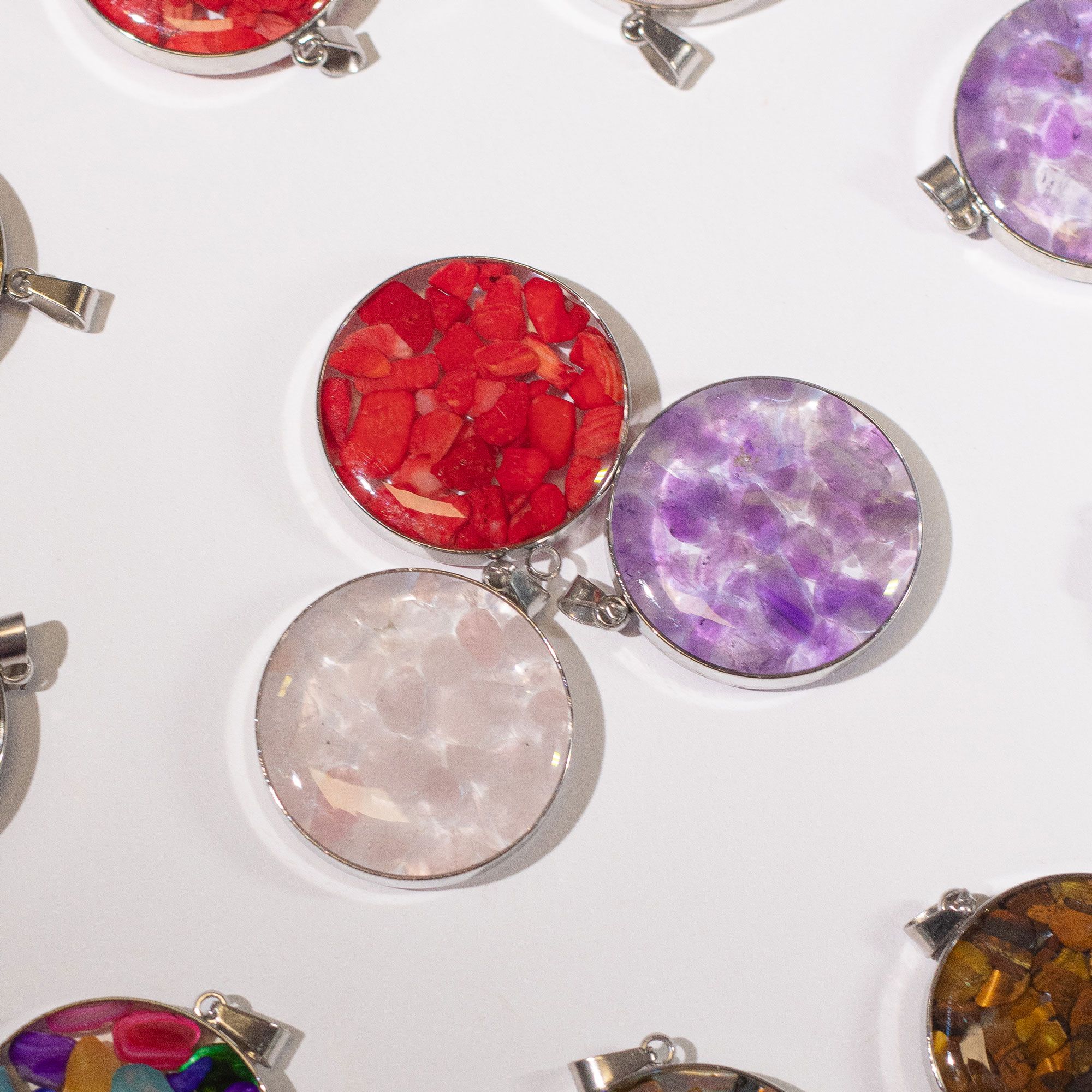 Colgantes redondos con carcasa de acero - Chips de gemas y conchas Surtido - Imagen 2