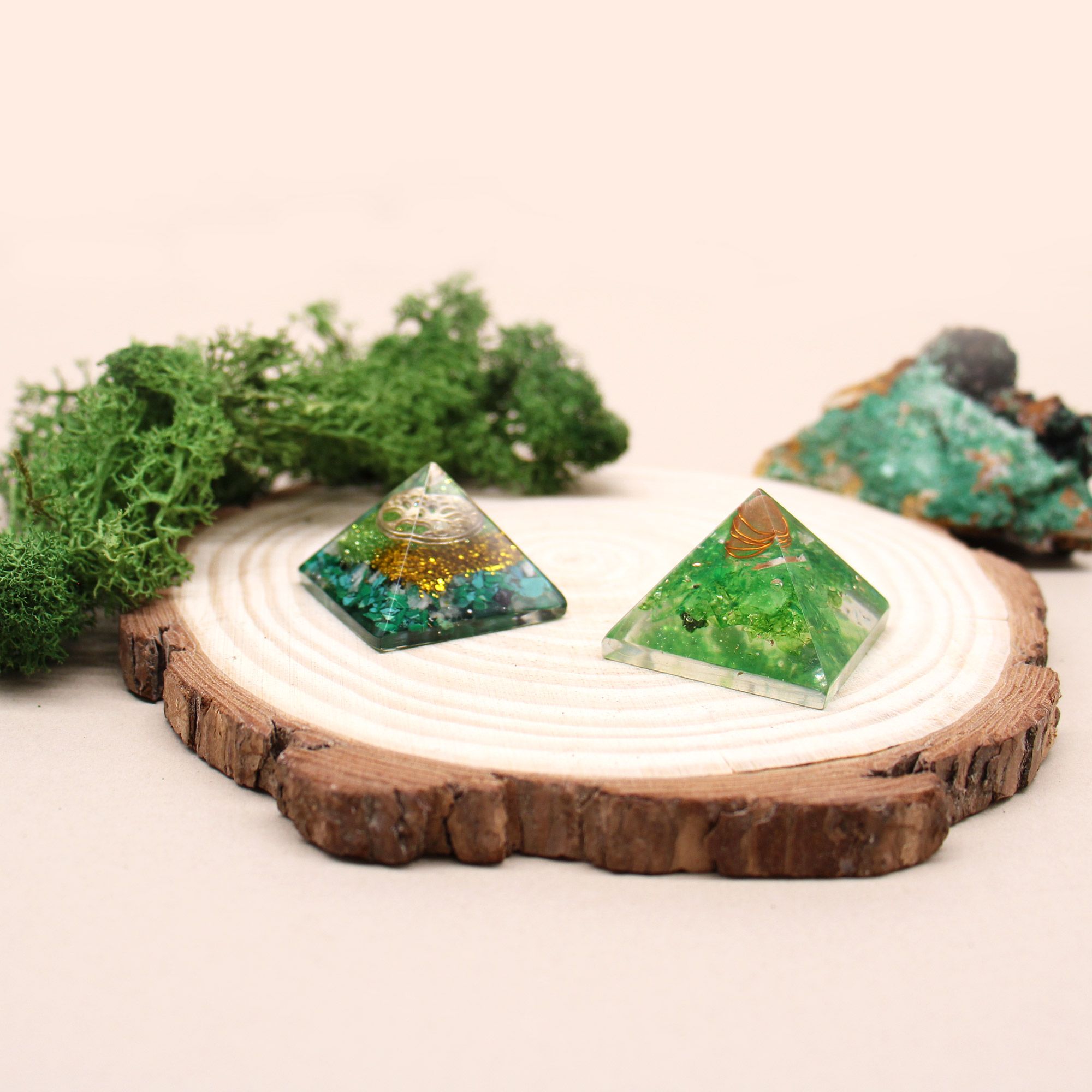 Pq. Orgonita Pirámide 25mm Gemchips y Cobre - Imagen 9