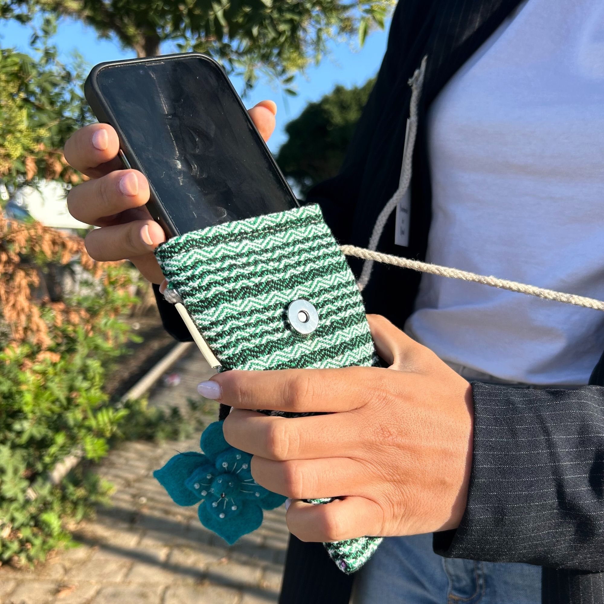 Bolso Porta Teléfono con Rayas Verdes - Decorado con flores - Imagen 4