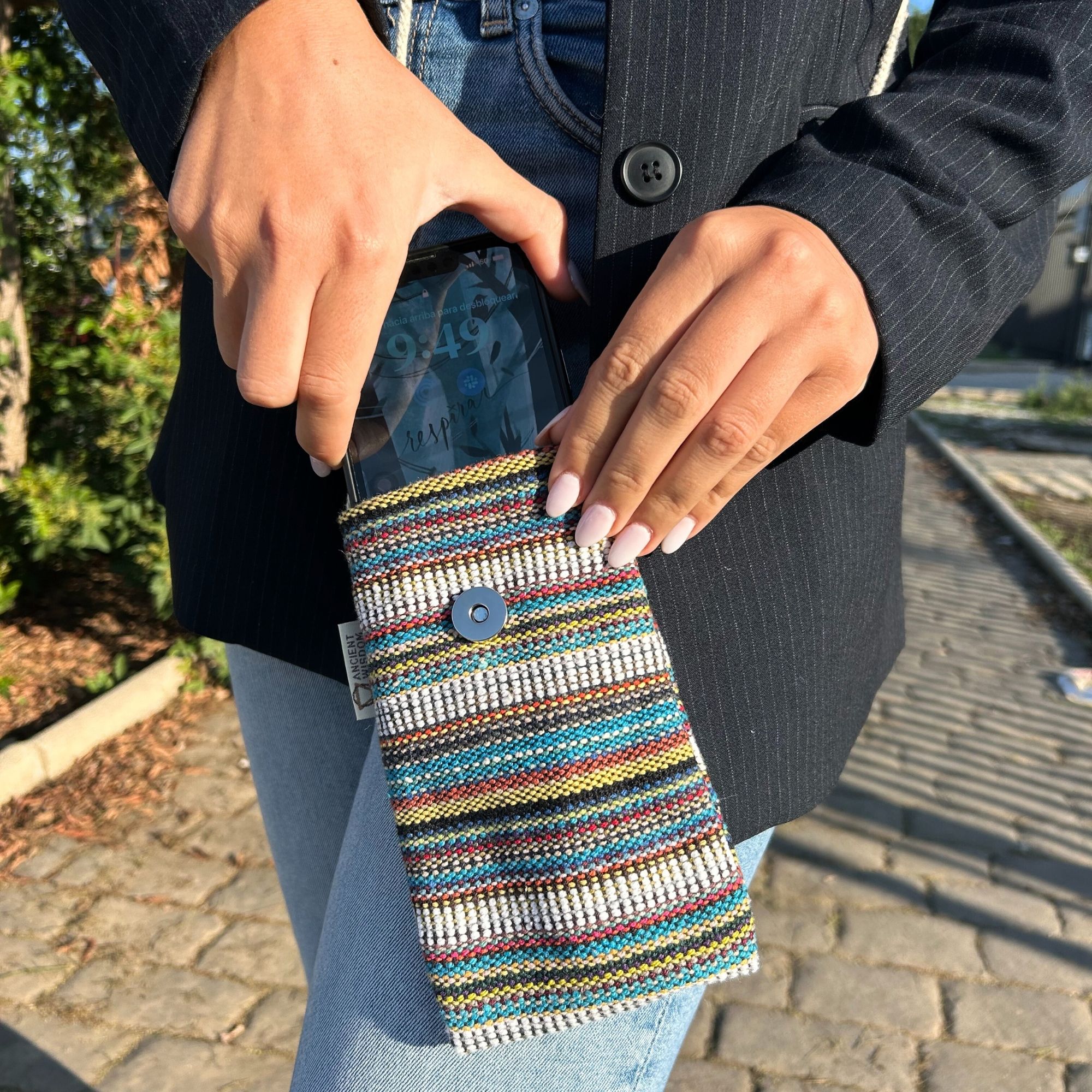 Bolso Porta Teléfono con Rayas Multicolor y Blanco - Decorado con búho - Imagen 3